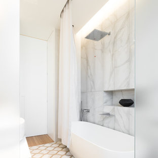 Idee per un'ampia stanza da bagno padronale design con ante lisce, ante bianche, vasca ad alcova, doccia alcova, WC a due pezzi, piastrelle bianche, piastrelle di marmo, pareti bianche, pavimento in marmo, lavabo a bacinella, top in marmo, pavimento bianco, doccia con tenda e top bianco