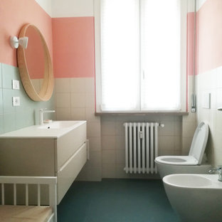 Ispirazione per una stanza da bagno con doccia minimal di medie dimensioni con ante lisce, ante beige, WC sospeso, piastrelle bianche, pareti multicolore, lavabo integrato, pavimento verde, top beige, un lavabo e mobile bagno sospeso