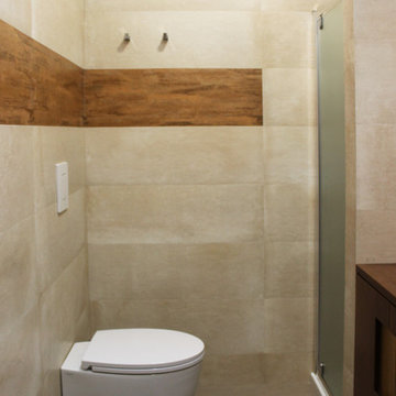 Casa AD _ Il bagno padronale con doccia da spa e dettaglio di colore