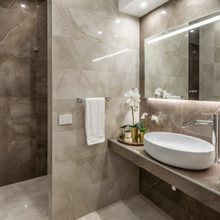 Idee per una grande stanza da bagno con doccia contemporanea con vasca ad alcova, doccia alcova, WC sospeso, piastrelle beige, piastrelle grigie, piastrelle in gres porcellanato, pavimento in gres porcellanato, lavabo a bacinella, top piastrellato, doccia aperta, top marrone, panca da doccia, un lavabo, mobile bagno sospeso, pareti grigie e pavimento grigio