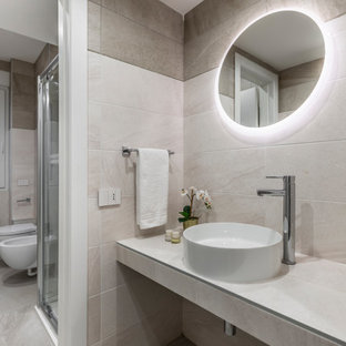 Foto di una stanza da bagno con doccia minimal di medie dimensioni con doccia ad angolo, WC sospeso, piastrelle in gres porcellanato, pareti beige, pavimento in gres porcellanato, lavabo a bacinella, top piastrellato, mobile bagno sospeso, piastrelle beige, pavimento grigio, porta doccia a battente e top beige