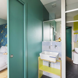 Foto di una stanza da bagno design con doccia a filo pavimento, piastrelle blu, piastrelle grigie, piastrelle bianche, pareti verdi, lavabo a bacinella, top in legno, pavimento grigio, porta doccia a battente e top verde