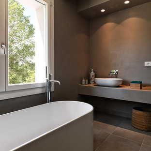 Ispirazione per una stanza da bagno padronale design con vasca freestanding, pareti grigie, lavabo a bacinella, pavimento grigio e top grigio