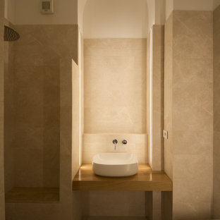 Idee per una piccola stanza da bagno con doccia contemporanea con nessun'anta, doccia aperta, WC sospeso, piastrelle beige, piastrelle in gres porcellanato, pareti bianche, lavabo a bacinella, top in legno, pavimento beige, top beige e mobile bagno sospeso