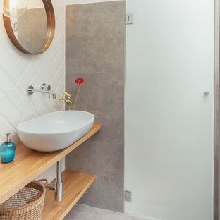 Foto di una stanza da bagno industriale con nessun'anta, ante in legno chiaro, piastrelle bianche, pavimento in gres porcellanato, lavabo a bacinella, top in legno, pavimento grigio, piastrelle in ceramica, pareti bianche e porta doccia a battente