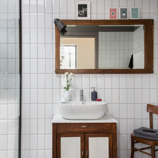 Esempio di una stanza da bagno con doccia industriale di medie dimensioni con ante in stile shaker, ante in legno bruno, piastrelle bianche, piastrelle diamantate, pareti grigie, pavimento in gres porcellanato, pavimento grigio, doccia aperta, top bianco, doccia alcova e lavabo a bacinella