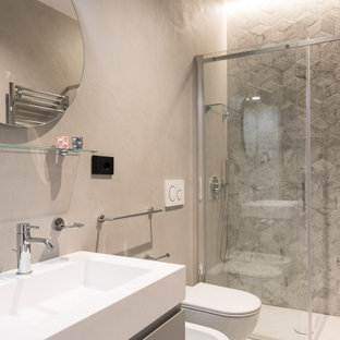 Ispirazione per una stanza da bagno con doccia minimal di medie dimensioni con ante lisce, ante grigie, doccia alcova, WC sospeso, piastrelle grigie, lavabo integrato, pavimento verde, porta doccia a battente, top bianco, un lavabo e mobile bagno sospeso