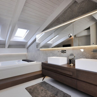 Ispirazione per una stanza da bagno padronale minimal con ante lisce, ante in legno bruno, vasca da incasso, piastrelle grigie, pareti grigie, lavabo a bacinella, top in legno, pavimento grigio, top marrone, due lavabi, mobile bagno freestanding e soffitto in perlinato