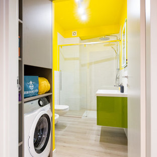 Foto di una piccola stanza da bagno con doccia design con ante verdi, piastrelle bianche, piastrelle in gres porcellanato, pareti gialle, top in superficie solida, ante lisce, doccia alcova, WC sospeso, parquet chiaro, lavabo a consolle, pavimento beige, porta doccia scorrevole e top bianco