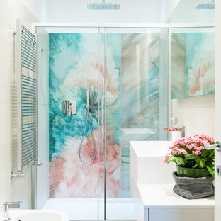 Ispirazione per una stanza da bagno con doccia design con ante bianche, porta doccia scorrevole, top bianco, ante lisce, doccia alcova, bidè, piastrelle beige, piastrelle a mosaico, pareti bianche, lavabo a bacinella e pavimento grigio