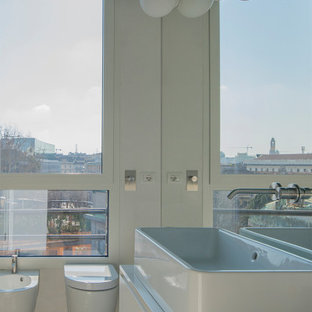 Foto di una stanza da bagno design con ante lisce, ante bianche, bidè, pareti bianche, lavabo a bacinella, pavimento grigio, top bianco, un lavabo e mobile bagno sospeso