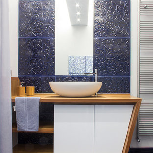 Esempio di una stanza da bagno con doccia contemporanea con ante in legno scuro, piastrelle blu, pareti bianche, lavabo a bacinella, pavimento blu, ante lisce e top in legno