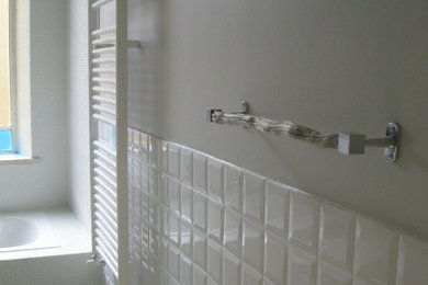 Ispirazione per una stanza da bagno padronale contemporanea di medie dimensioni con vasca da incasso, pareti bianche, pavimento in cementine, lavabo sospeso e doccia con tenda