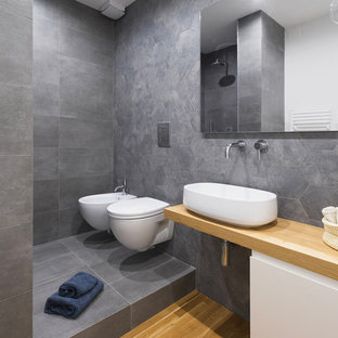 Immagine di una stanza da bagno con doccia moderna con ante lisce, ante bianche, doccia alcova, WC sospeso, pareti grigie, parquet chiaro, lavabo a bacinella, top in legno, pavimento beige, doccia aperta e top beige
