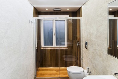 ナポリにあるコンテンポラリースタイルのおしゃれな浴室の写真