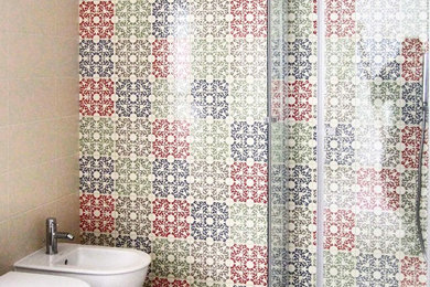 バーリにあるコンテンポラリースタイルのおしゃれな浴室の写真