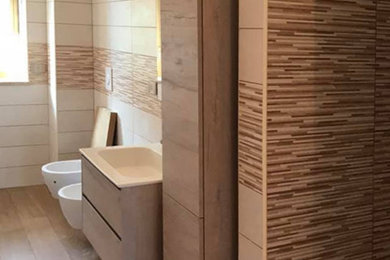 Foto di una stanza da bagno con doccia minimal di medie dimensioni con ante di vetro, ante in legno chiaro, doccia a filo pavimento, piastrelle marroni, top in quarzite e porta doccia a battente