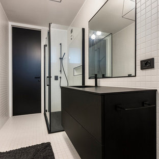 Esempio di una stanza da bagno con doccia moderna con ante lisce, ante nere, doccia ad angolo, piastrelle bianche, pareti bianche, lavabo integrato, pavimento bianco, porta doccia a battente e top nero