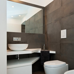 Ispirazione per una stanza da bagno con doccia design di medie dimensioni con nessun'anta, ante bianche, piastrelle grigie, piastrelle verdi, piastrelle in gres porcellanato, pavimento in gres porcellanato, lavabo a bacinella, pavimento grigio, top bianco, un lavabo e mobile bagno incassato