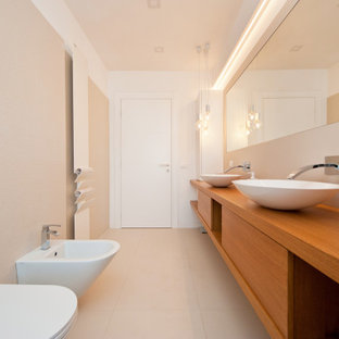 Immagine di una grande stanza da bagno con doccia minimal con ante lisce, ante marroni, WC sospeso, piastrelle beige, piastrelle in gres porcellanato, pareti bianche, pavimento in gres porcellanato, lavabo a bacinella, top in legno, pavimento beige, top marrone, due lavabi e mobile bagno sospeso