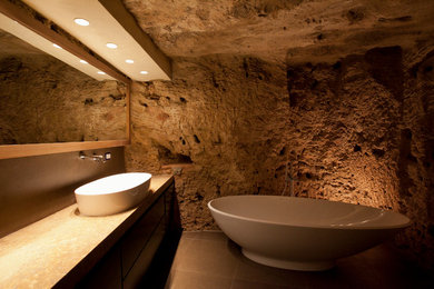 カターニア／パルレモにある地中海スタイルのおしゃれな浴室の写真