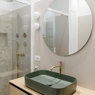 Immagine di una stanza da bagno con doccia minimal di medie dimensioni con ante lisce, ante in legno chiaro, doccia alcova, piastrelle beige, piastrelle in gres porcellanato, pareti bianche, lavabo a bacinella, top in legno, top beige, nicchia, un lavabo e mobile bagno sospeso