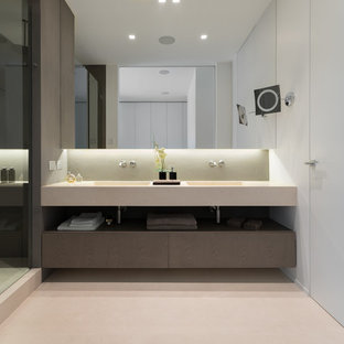 Esempio di una stanza da bagno minimal con nessun'anta, pareti grigie, lavabo integrato, pavimento beige e top beige