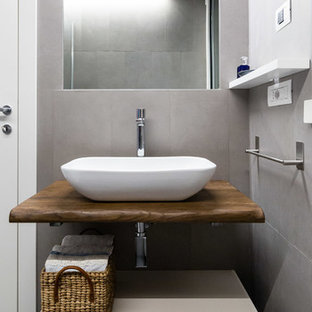 Esempio di una stanza da bagno con doccia nordica con ante lisce, ante beige, piastrelle grigie, lavabo a bacinella, top in legno, pavimento grigio e top marrone