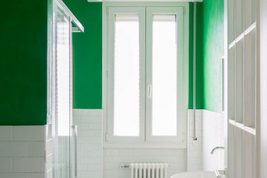 Foto de cuarto de baño único y flotante moderno pequeño con armarios abiertos, puertas de armario de madera clara, ducha esquinera, sanitario de una pieza, baldosas y/o azulejos blancos, baldosas y/o azulejos de cerámica, paredes verdes, suelo de baldosas de cerámica, aseo y ducha, lavabo sobreencimera, encimera de madera, suelo negro, ducha con puerta corredera, encimeras marrones y tendedero