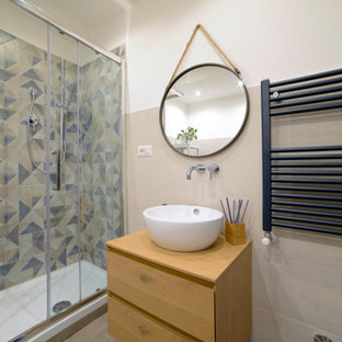 Foto di una piccola stanza da bagno con doccia minimal con ante lisce, doccia ad angolo, WC a due pezzi, piastrelle beige, piastrelle in gres porcellanato, pareti bianche, pavimento in gres porcellanato, lavabo a bacinella, top in legno, pavimento beige, porta doccia scorrevole, top marrone, un lavabo, mobile bagno sospeso e ante in legno scuro