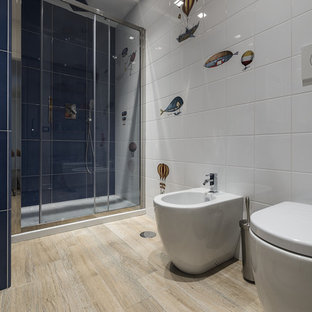 Ispirazione per una stanza da bagno per bambini contemporanea con ante lisce, ante blu, doccia alcova, bidè, piastrelle bianche, parquet chiaro, pavimento beige, porta doccia scorrevole e top bianco