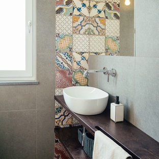 Esempio di una stanza da bagno minimal con nessun'anta, ante in legno bruno, pavimento in gres porcellanato, lavabo a bacinella, top in legno, pavimento grigio, top marrone, piastrelle multicolore e piastrelle di cemento