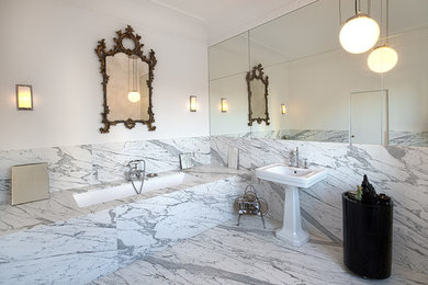 ミラノにあるトラディショナルスタイルのおしゃれな浴室の写真