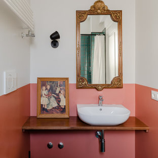 Ispirazione per una stanza da bagno con doccia mediterranea di medie dimensioni con WC sospeso, pareti multicolore, pavimento in gres porcellanato, lavabo a bacinella, top in legno, pavimento blu, top marrone e mobile bagno sospeso