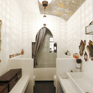 Esempio di una stanza da bagno con doccia boho chic di medie dimensioni con lavabo rettangolare, ante beige, pareti bianche, vasca ad alcova, vasca/doccia, WC monopezzo, doccia con tenda, top bianco, pavimento in cemento, top in cemento e pavimento grigio