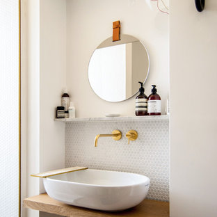 Immagine di una stanza da bagno nordica con piastrelle a mosaico, pareti bianche, lavabo a bacinella, top in legno, piastrelle grigie e top marrone