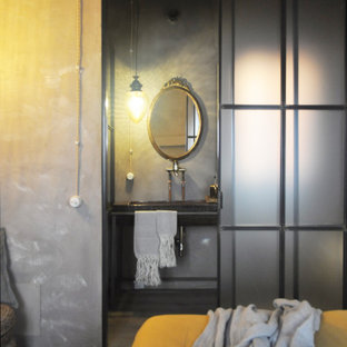 Idee per una stanza da bagno con pareti grigie, un lavabo e mobile bagno freestanding