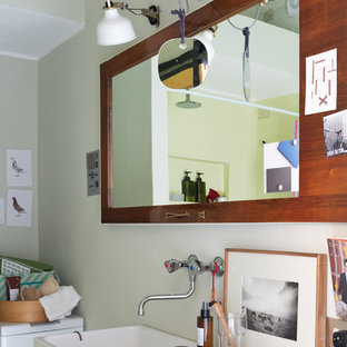 Esempio di una piccola stanza da bagno con doccia contemporanea con nessun'anta, pareti verdi e lavabo rettangolare