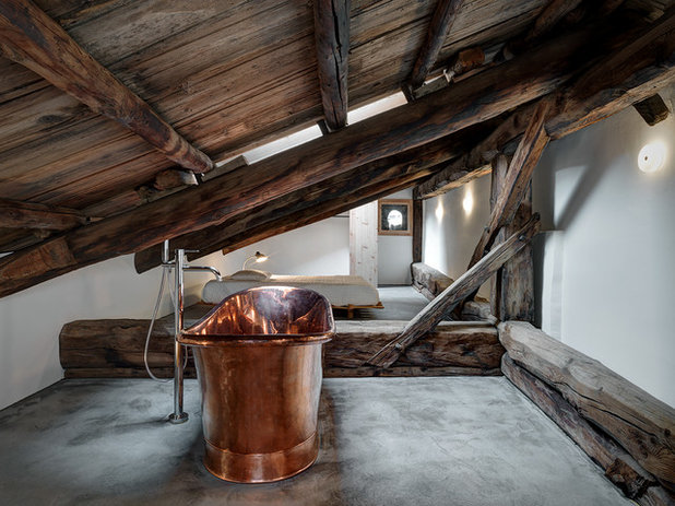 Rustic Bathroom by Marcello Mariana