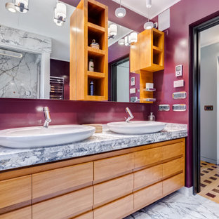 Foto di una stanza da bagno con doccia minimal di medie dimensioni con pavimento in marmo, doccia ad angolo, WC sospeso, piastrelle rosse, piastrelle di marmo, pareti rosse, lavabo a bacinella, top in marmo, pavimento grigio, porta doccia a battente, top grigio, panca da doccia, due lavabi e mobile bagno incassato