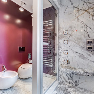 Esempio di una stanza da bagno con doccia design di medie dimensioni con WC sospeso, pavimento in marmo, doccia ad angolo, piastrelle rosse, piastrelle di marmo, pareti rosse, lavabo a bacinella, top in marmo, pavimento grigio, porta doccia a battente, top grigio, panca da doccia, due lavabi e mobile bagno incassato