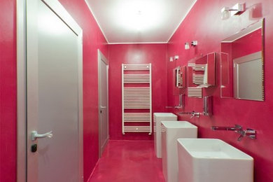 Ispirazione per una stanza da bagno contemporanea con pareti rosa e lavabo a colonna