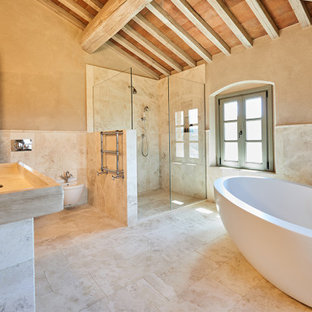 Ispirazione per un'ampia stanza da bagno mediterranea