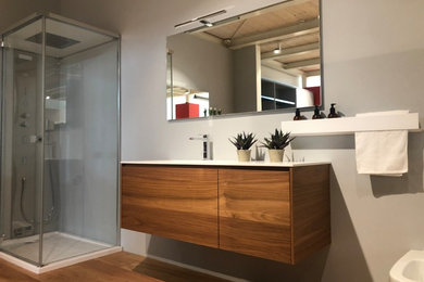 Idee per una stanza da bagno padronale minimal di medie dimensioni con ante in legno chiaro