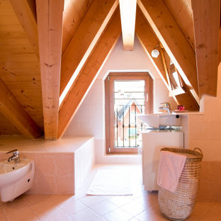 Ispirazione per una stanza da bagno contemporanea con ante bianche, vasca ad alcova, piastrelle beige, lavabo a bacinella, pavimento beige, top bianco, un lavabo, mobile bagno freestanding, travi a vista e soffitto a volta