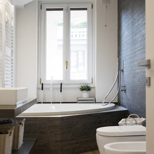 Idee per una stanza da bagno design di medie dimensioni con nessun'anta, ante grigie, vasca da incasso, vasca/doccia, bidè, piastrelle grigie, pareti bianche, parquet chiaro, lavabo a bacinella, pavimento beige, doccia aperta e top grigio