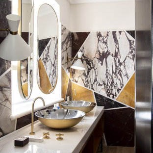 Foto di una stanza da bagno padronale design di medie dimensioni con consolle stile comò, ante in legno scuro, piastrelle multicolore, piastrelle in gres porcellanato, pareti bianche, pavimento in legno massello medio, lavabo a bacinella, pavimento beige e top bianco