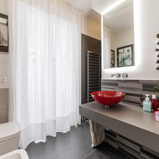 Ispirazione per una stanza da bagno con doccia design di medie dimensioni con nessun'anta, WC sospeso, piastrelle grigie, pareti bianche, pavimento in gres porcellanato, lavabo a bacinella, pavimento nero e top grigio