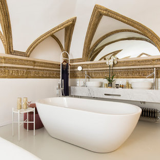 Ispirazione per una stanza da bagno classica con vasca freestanding, pareti bianche, lavabo a bacinella, pavimento beige e top bianco