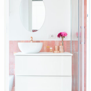 Idee per una piccola stanza da bagno con doccia minimal con ante lisce, ante bianche, doccia alcova, piastrelle rosa, pareti bianche, lavabo a bacinella, pavimento grigio, porta doccia scorrevole e top bianco